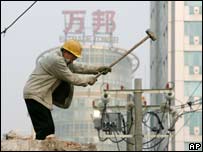 民眾指出，中國房地產過熱，給人們，特別是年輕人帶來沉重的負擔
