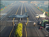 2004年兩架幻影戰機在高速公路起降演習