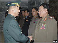 韓國的鄭勝兆少將（左）和朝鮮的金英哲中將的會談是雙方近年來最高層次的接觸