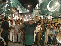 巴基斯坦民眾現在一片歡天喜地，面前卻是驚濤駭浪