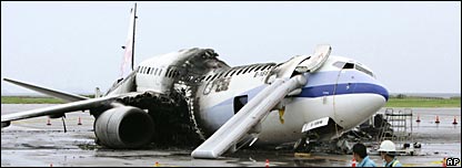焚毀的華航客機殘骸仍然擱在那霸機場停機坪。