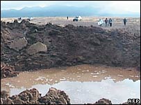 隕石坑被形容滲出惡臭毒氣。