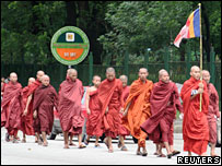 大批佛教僧侶走上街頭抗議，反對軍政府
