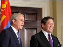 布什對蒙古總統說，美國向致力於基本原則的蒙古國和政府致敬