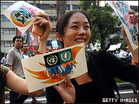 支持台灣入聯的民眾在街頭派發貼紙