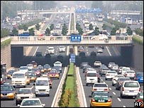 北京將近300萬台汽車對道路和空氣質量構成沉重壓力。