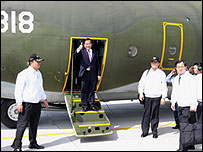 台灣總統陳水扁在海空軍護航下抵達南沙太平島。（圖片提供：軍聞社）