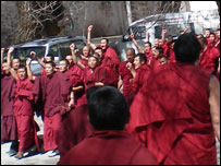 人權團體稱，有數百藏人參加了抗議示威。