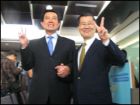 馬英九（左）稱不會重新考慮與北京簽定和平協議一事。