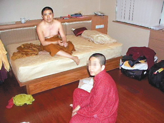 知名藏咒、梵咒唱誦喇嘛貝瑪堪布仁波切昨天與有夫之婦黃女發生性關係，照片被趙姓丈夫放上網站。
