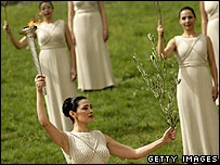 北京奧運聖火是由希臘女祭司用聚光鏡收集太陽光點燃的。