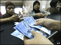 印尼婦女用燃油券兌換現金