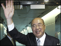 國民黨主席吳伯雄登機前往大陸前揮手