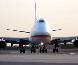 為了搭載救災物資，中國大陸海航集團與中華航空合資成立的揚子江快運航空公司，十七日派出747-400貨機首航台北，晚間隨即返回成都。