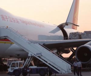 中國揚子江快運航空公司十七日派遣747-400F貨機，黃昏來台載運台灣捐贈的一百一十萬噸救災物資，並在晚間返航。
