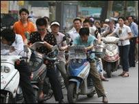 擔心油價上漲，上海居民排起長隊加油。