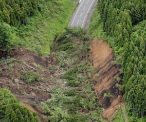 2008年6月14日在日本岩手縣拍攝的在地震中塌陷的路面。 新華社/路透