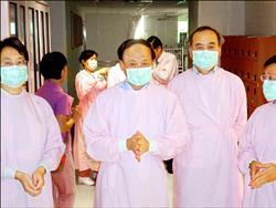 衛生署長林芳郁（左二）到高雄長庚醫院，探視腸病毒重症病患。（自由電子報）