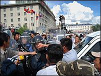 憤怒的示威者與警方發生衝突