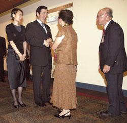 總統馬英九（右二）與夫人周美青（右一）出席中研院院士會議總統晚宴，為表慎重，兩人在門口一一與參加晚宴的院士伉儷握手致意。