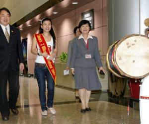 馬籍黃愛玲成為來台第二百萬名旅客(CNA)