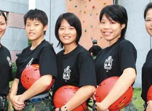 林珮瀅下士（左起）、黃思甄、王曉玲、簡淑芬、李秀盆少尉，是憲兵學校「戰技班」首批女性學員，號稱「戰技班五朵花」。