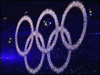 奧運五環在開幕式場內冉冉升起。