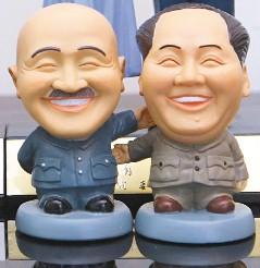 蔣介石與毛澤東「歡笑言和版」公仔。