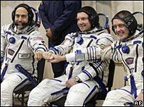 加裡奧特與兩名宇航員在一起