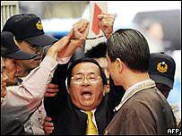 陳水扁高喊政治迫害以及台灣加油