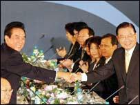 陳云林（左）與江丙坤在會前握手（中新社圖片）