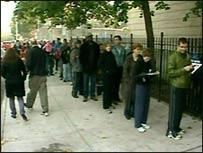 上午選民在紐約的一個投票站外排起長隊
