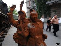 游客在上海途徑當年的紅衛兵塑像