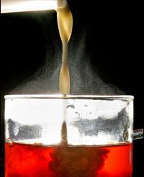 英國人習慣給熱茶加上牛奶，從而降低了茶水的溫度。