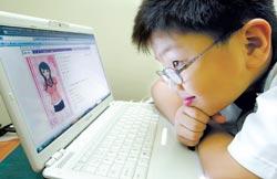 台灣微軟公司委託兒福聯盟做2009網路交友問卷調查，發現兒少網路安全亮紅燈，提醒家長注意。