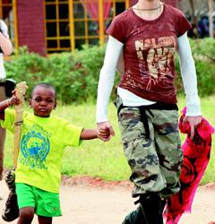 瑪丹娜(右)領養非洲馬拉威小孩，風波不斷。