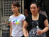 審理結束，鄧玉嬌與母親走出法庭。（新華社圖片）