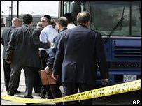 當局要出動大客車把被捕人員送往聯邦調查局辦公室接受問訊 (BBC)