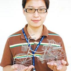 銲接可以很藝術！台灣銲接協會年會暨論文發表會，廿三日在大葉大學舉行，現場有銲接技能展示及銲接藝術品競賽，廿八歲的葉俊谷（如圖，鐘武達攝）是高爾夫球具的焊接工，利