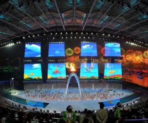 11月27日，第16届亚运会闭幕式在广州市海心沙岛举行。这是闭幕式开始时的焰火表演。
