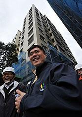 台北市長郝龍斌（前）11日視察大龍峒公營住宅工程，宣示將以該基地作為實現高品質公營住宅的示範計畫。