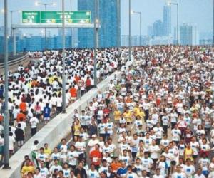 香港國際馬拉松吸引破紀錄6.5萬人參加，全馬賽事早上6時20分展開。圖為2009年在東區走廊舉行的10公里賽。（明報資料）