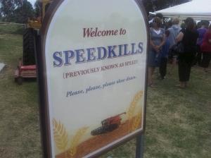 澳洲維多利亞省這個小鎮立了新的路牌，告知路人他們已經改名了。（路透社）
