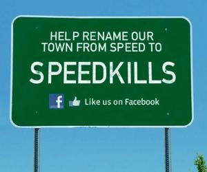 「殺速度村」的指標上，還邀請網友到臉書上支持他們的更名活動。（路透社）