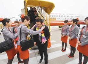 空姐為首航抵達金門的旅客獻花。