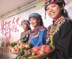 台東縣海端鄉布農族射耳祭周末登場，水蜜桃已經上市。(udn)