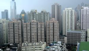 曾蔭權承認，香港房價「相當可怕」。