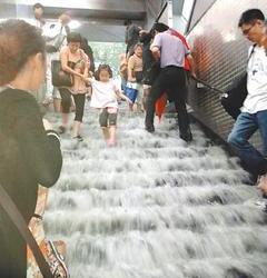 北京前天下午遭遇大暴雨，地鐵四號線陶然亭站內，大量雨水湧入，形成瀑布，地鐵站隨後關閉。