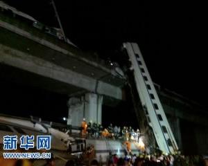 D3115次列車從杭州發往福州，杭州發車時間為16時36分，從照片可以看出至少兩節車廂掉至橋下(圖／取自新華網)