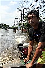 泰國第6個工業區Nava Nakorn工業區17日開始淹水，18日園區9成陷入水中，許多人出入災區只能依靠小船。
